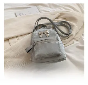 Détail du mini sac à dos argenté avec nœud métallique et fini texturé