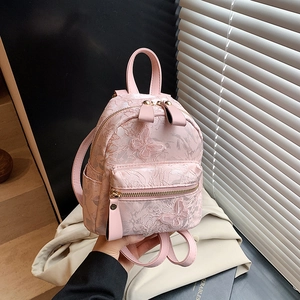 Mini sac à dos brodé papillon en dentelle rose et similicuir avec détails floraux