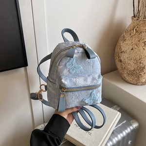 Mini sac à dos bleu clair avec broderies papillon et jacquard floral style voyage chic