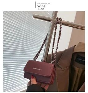 Mini borsa a tracolla bordeaux con catena e scritta FASHION & BAGS su supporto in metallo