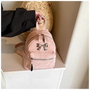 Mini sac à dos rose en daim avec détail nœud en métal argenté et poche zippée pratique