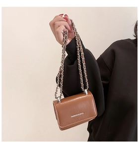 Dettaglio mini borsa marrone con catena, testo FASHION & BAGS e trama martellata
