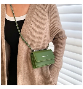 Mini borsa a tracolla verde erba con scritte argento e tracolla a catena intrecciata
