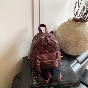 Zaino mini bordeaux trapuntato da donna con texture in pelle e finiture metalliche lucide