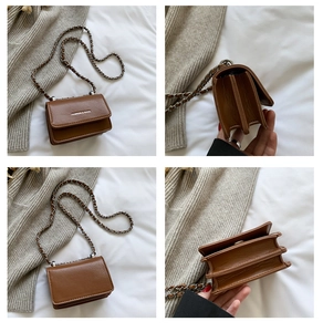 Dettaglio mini borsa a tracolla marrone con triplo scomparto e tracolla a catena