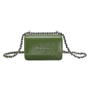 Dettaglio mini borsa verde scuro in pelle lucida con catena d'argento e scritte