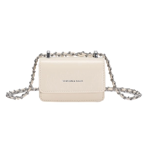 Dettaglio della borsa a tracolla mini in pelle beige con catena in metallo e lettere