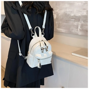 Mini sac à dos blanc avec nœud argenté sur blazer noir, petit sac d'étudiante chic