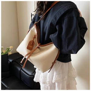Détail du sac cabas en cuir texturé avec coutures contrastées crème et marron chic