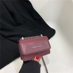 Mini borsa a tracolla rosa scuro in pelle goffrata con catena e scritte argento