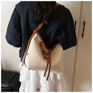 Vue détaillée du grand sac cabas contrasté avec texture litchi et pieds de protection