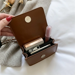 Mini borsa marrone in ecopelle con tracolla a catena e chiusura magnetica argento