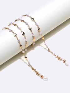 Detail van gouden ketting met hartjes en lavendelparels voor brillen of maskers