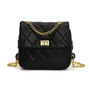 Sac à main matelassé noir avec poignée chaîne dorée et fermoir pivotant en métal chic