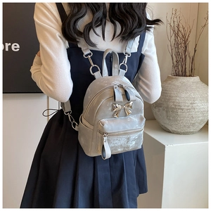 Mini sac à dos argenté pour femme avec finition métallisée et détail de nœud en argent
