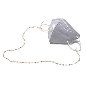 Handgemaakte gouden brillenketting met hartjes en witte parels in een hartvorm geplaatst