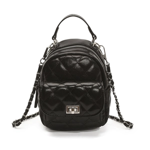 Mochila acolchada negra clásica con cadena de plata y acabado brillante