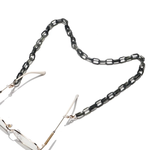 Détail de la chaîne de lunettes en maillons acryliques gris foncé avec boucles en silicone