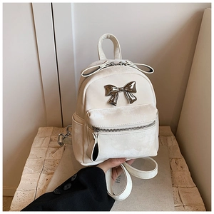 Vue détaillée du mini sac à dos en velours blanc crème avec n?ud métallique chic