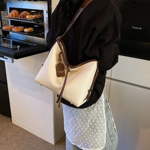 Sac cabas chic en cuir beige et marron avec cordons dans un décor de cuisine chaleureux