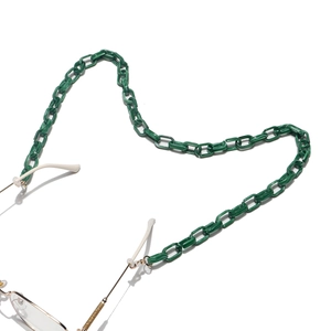 Détail de la chaîne de lunettes en acrylique vert foncé avec texture marbrée