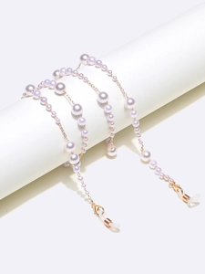 Detail of gradient pearl mask chain with gold lobster clasp and silicone loops