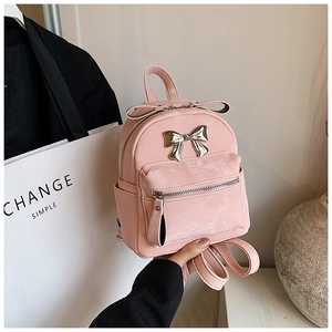 Détail du mini sac à dos rose en similicuir avec empiècement daim et noeud en métal