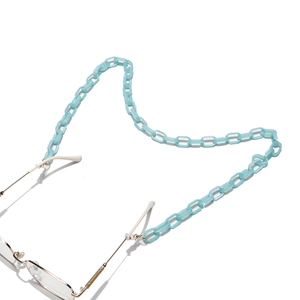 Détail d'une chaîne de lunettes en acrylique bleu clair avec boucles antidérapantes
