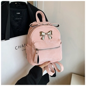 Détail du mini sac à dos rose avec nœud en métal argenté et texture mate lisse