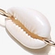 Vue macro d'un pendentif coquillage blanc sur une chaîne à lunettes dorée raffinée