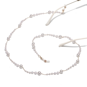 Fashionable handmade gradient pearl eyewear chain with secure gold metal link connectors