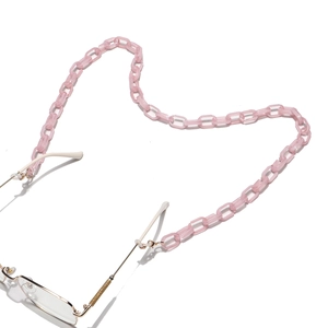 Vue macro de la chaîne de lunettes en acrylique rose translucide avec fermoirs mousquetons