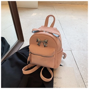 Détail du mini sac à dos rose avec boucle dorée et texture en cuir PU doux