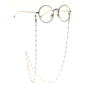 Détail de perles de cristal café sur une chaîne de lunettes dorée pour monture ronde