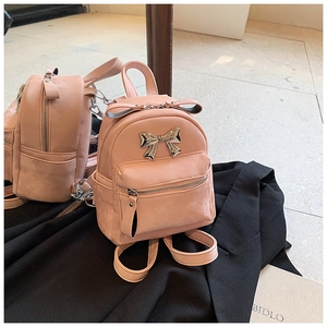 Mini sac à dos rose en cuir avec nœud en métal argenté et design à double fermeture