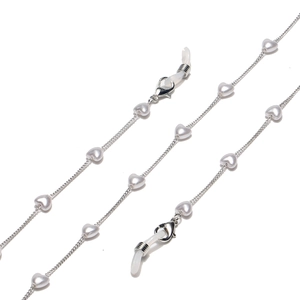 Détail d'une chaîne de lunettes argentée avec perles de cœur et boucles en silicone
