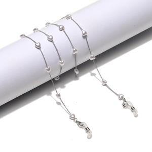 Chaîne de lunettes dorée avec perles de cœur et boucles en silicone antidérapantes