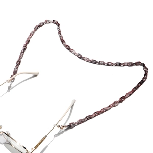 Catenella per occhiali in acrilico tartarugato a forma di cuore con clip dorate