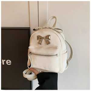 Mini sac à dos crème avec nœud argenté métallique et poche zippée avant