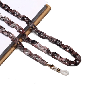 Dettaglio catena per occhiali in acrilico marmorizzato con chiusura oro e silicone