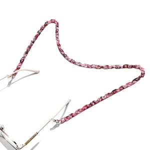 Dettaglio catena per occhiali in acrilico marmo rosa con clip e anelli in silicone