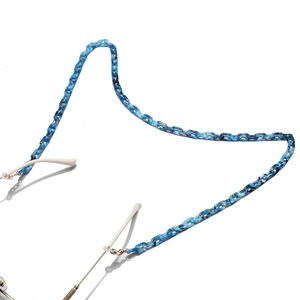 Dettaglio della catena per occhiali in acrilico marmorizzato blu e bianco con asole in silicone