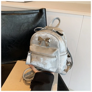 Mini sac à dos argenté avec finition métallique et boucle décorative en nœud doré