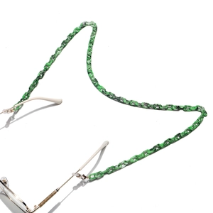 Dettaglio della catena per occhiali in acrilico verde marmorizzato e anelli in silicone