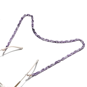 Dettaglio della catena per occhiali in acrilico marmorizzato viola con anelli antiscivolo