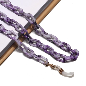 Dettaglio catena per occhiali in acrilico marmorizzato viola con chiusura a moschettone