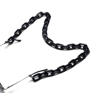 Chaîne de lunettes tendance en acrylique noir avec gros maillons brillants sur fond blanc