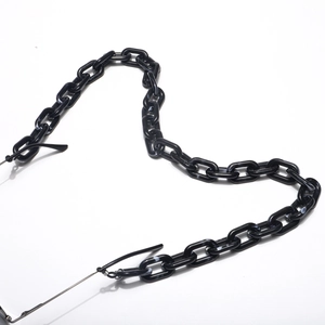 Détail d'une chaîne de lunettes en acrylique marbré noir avec de larges maillons ovales