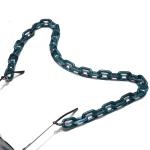 Détail d'une grosse chaîne de lunettes en acrylique avec texture marbre vert