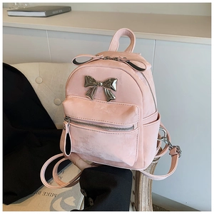 Détail du mini sac à dos en velours rose avec boucle nœud argenté et texture douce
